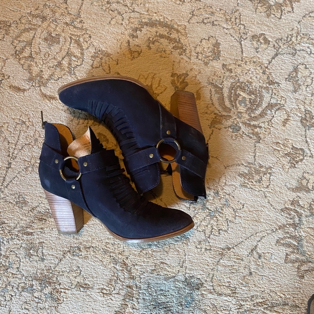 Seychelles Impossible Suede in Navy